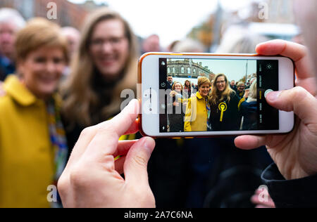 Leith, Édimbourg, Écosse, Royaume-Uni. 1er novembre 2019. Premier ministre écossais Nicola Sturgeon a rejoint le SNPÕs Deidre Brock, candidat à Édimbourg Nord et Leith, sur la campagne électorale aujourd'hui à Leith, Édimbourg. Elle a dit à des militants du parti que l'élection est ScotlandÕs possibilité d'échapper aux chaos Brexit en votant SNP et de mettre l'avenir en ScotlandÕs ScotlandÕs les mains. Sur la photo. Avec Nicola selfies esturgeon. Iain Masterton/Alamy Live News. Banque D'Images