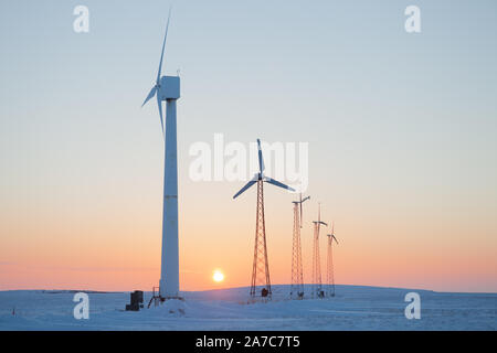 Générateurs du vent dans l'hiver arctique au coucher du soleil. Kotzebue, Alaska. Banque D'Images