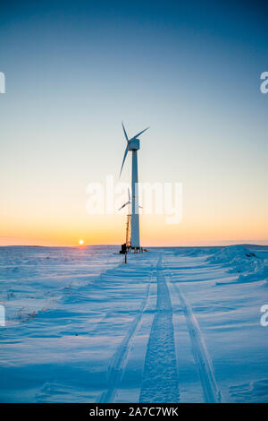 Générateurs du vent dans l'hiver arctique au coucher du soleil. Kotzebue, Alaska. Banque D'Images