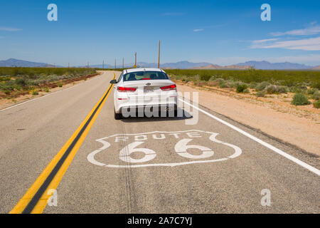 Californie, USA - 9 Avril 2019 : Kia Optima blanche sur l'historique Route 66 Route dans le désert californien. United States Banque D'Images