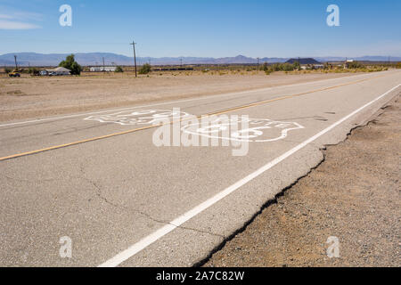 Célèbre Route 66 vue sur la route dans le désert californien. United States Banque D'Images