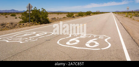 Célèbre Route 66 vue sur la route dans le désert californien. United States Banque D'Images