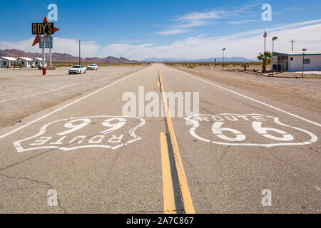 Célèbre Route 66 vue sur la route dans le désert californien. United States Banque D'Images