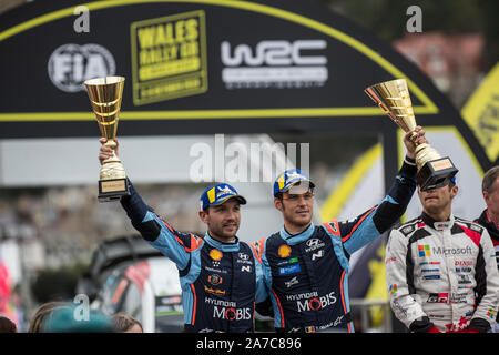 Thierry Neuville et Nicolas Gilsoul dans le podium lors de la cérémonie de clôture des célébrations de la WRC 2019 Wales Rally GB à Llandudno, au Pays de Galles, Royaume-Uni Banque D'Images