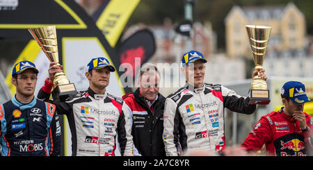 Pilotes à partir de la top equipes célébrer sur le podium lors de la cérémonie de clôture des célébrations de la WRC 2019 Wales Rally GB à Llandudno, au Pays de Galles, Royaume-Uni Banque D'Images