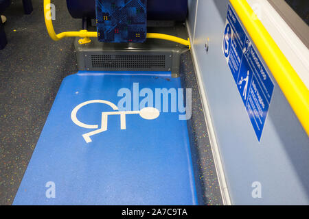 Siège prioritaire la signalisation pour personnes handicapées et les femmes enceintes les passagers d'un bus à Londres TFL Banque D'Images