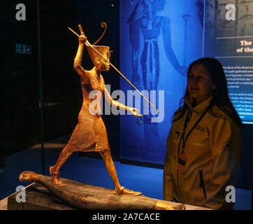 London UK 01 novembre 2019 une galerie à la recherche d'un technicien à la figure en bois doré de Toutankhamon sur un skiff throwing harpoon.Toutânkhamon trésors inestimables à la Saatchi Gallery . Cette exposition commémore le 100e anniversaire de la découverte de la tombe de Toutankhamon, et constitue la dernière chance de voir ces objets patrimoniaux monde scintillant avant leur retour à l'Egypte pour toujours. Crédit : Paul/Quezada-Neiman Alamy Live News Banque D'Images