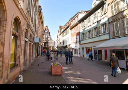 Colmar, France - le 23 mars 2019 : vue sur la vieille ville avec de belles maisons à colombages et rues à Colmar. Banque D'Images