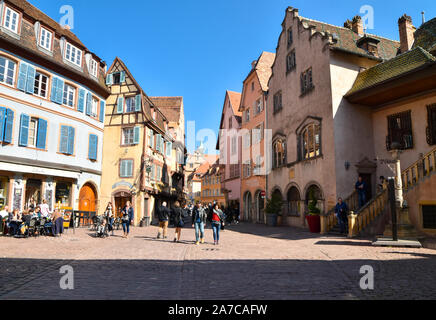 Colmar, France - le 23 mars 2019 : vue sur la vieille ville avec de belles maisons à colombages et rues à Colmar. Banque D'Images