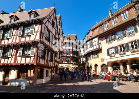 Colmar, France - le 23 mars 2019 : vue sur la vieille ville avec de belles maisons à colombages et rues à Colmar. Banque D'Images