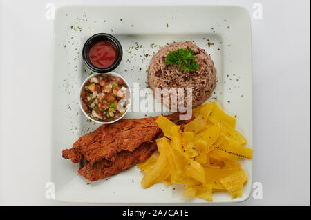 Viande frite avec gallo pinto plaque en vue d'en haut au-dessus isolé Banque D'Images