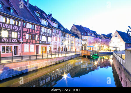 Colmar, France - le 23 mars 2019 : la petite Venise à Colmar par nuit. Banque D'Images