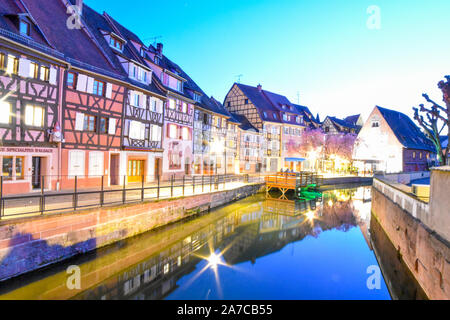 Colmar, France - le 23 mars 2019 : la petite Venise à Colmar par nuit. Banque D'Images