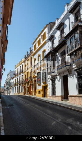 Rue dans le vieux centre de l'ancienne ville de Ronda, Andalousie, Espagne en été Banque D'Images