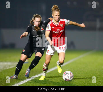 Manchester, Angleterre - 31 OCTOBRE : Leonie Maier d'Arsenal bat Laura Zemberyova de Slavia Praha les femmes pendant l'Uefa Women's Champions League Tour de Banque D'Images