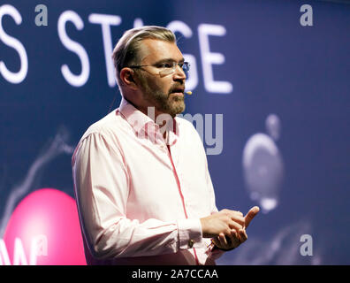 Vlatko Vedral, physicien quantique à l'Université d'Oxford, parle de "construire une théorie du tout', sur le Cosmos, au New Scientist Live 2019 Banque D'Images