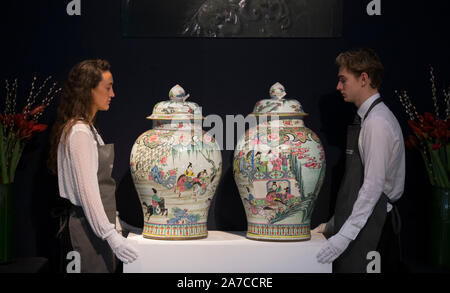 Christie's, Londres, Royaume-Uni. 1er novembre 2019. La céramique chinoise et des Œuvres d'Art présente une sélection de 227-lot s'étend sur trois millénaires d'art chinois de droit : une paire d'énormes et superbement décorées de balustres et bocaux Famille Rose, couvre la période 1723-1735 (Yongzheng), Estimation : € 120,000-180,000. Credit : Malcolm Park/Alamy Live News. Banque D'Images