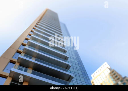 Dubaï, Émirats arabes unis Décembre 25/2018 Bleu bâtiment extérieur perspective - architecture moderne , façade en verre. Paysage urbain urbain de ville moderne. Banque D'Images