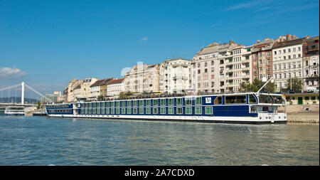 Croisière sur la rivière internationale bateaux amarrés contre remblai ravageurs près de Pont Élisabeth. Budapest. Banque D'Images