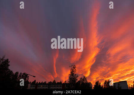 Fiery dynamique dramatique ciel coucher soleil nuages au crépuscule Banque D'Images