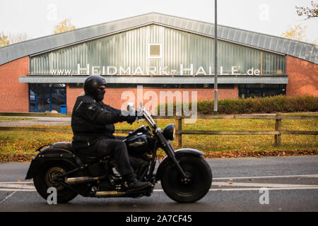 Praha,. 06Th Nov, 2019. Un motocycliste de disques sur une route de campagne à l'Heidmark Hall, où un service funèbre a lieu. Les membres du club de moto à bascule et 'Hells Angels' voulait dire au revoir aux morts Walsroder Hells Angel Wolfgang Heer avec une moto - La parade a été officiellement interdite. Credit : Moritz Frankenberg/dpa/Alamy Live News Banque D'Images