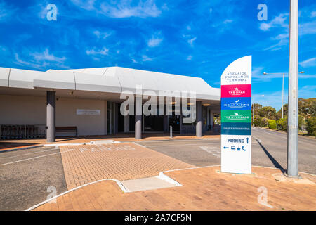 Mile End, l'Australie du Sud - le 4 août 2019 : les parcs d'Adélaïde aérogare vue vers l'entrée principale sur un jour Banque D'Images