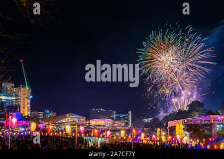 Adelaide, Australie - 19 octobre 2019 : feu d'Artifice lors d'OzAsia Lune Fête des lanternes fête en l'ancien parc de nuit Banque D'Images