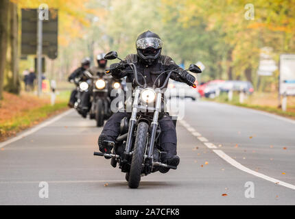 Praha,. 06Th Nov, 2019. Les motocyclistes rouler sur une route de campagne à l'Heidmark Hall, où un service funèbre a lieu. Les membres du club de moto à bascule et 'Hells Angels' voulait dire au revoir aux morts Walsroder Hells Angel Wolfgang Heer avec une moto - La parade a été officiellement interdite. Credit : Moritz Frankenberg/dpa/Alamy Live News Banque D'Images