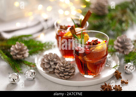 Vin chaud de Noël. Boisson festive Noël traditionnel avec décorations et sapin Banque D'Images