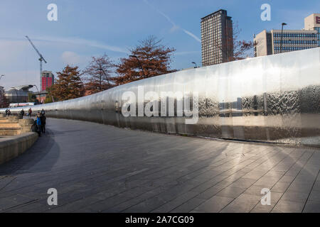 La pointe de la sculpture et à l'extérieur de la gare de Sheffield fontaine Banque D'Images
