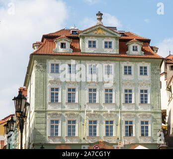 PRAGUE, RÉPUBLIQUE TCHÈQUE - 5 SEPTEMBRE : façade de maison historique dans la vieille ville de Prague, République tchèque le 5 septembre 2019. Banque D'Images