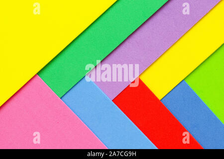 Un résumé fond texturé géométriques de couleurs arc-en-ciel multicolores créés avec du papier craft en mousse qui se chevauchent Banque D'Images