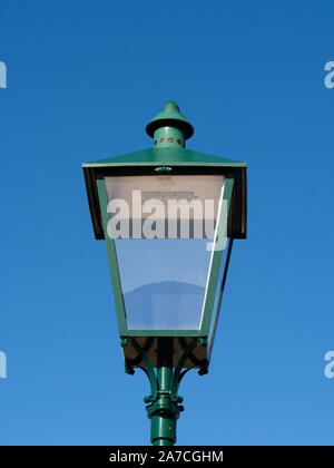 Vintage lampe de rue et ciel bleu Banque D'Images