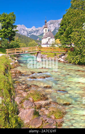 Sankt Sebastian église de pèlerinage avec alpine alpine rivière turquoise vue paysage, Ramsau Nationalpark, Berchtesgadener Land, Bavière, Allemagne Banque D'Images