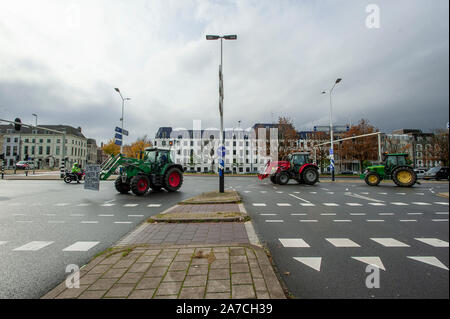 Maison Provinciale, La Haye, Pays-Bas. Lundi 14 octobre, 2019. L'azote et du gouvernement néerlandais guide-lignes. Les agriculteurs néerlandais a pris pour protester contre un Banque D'Images