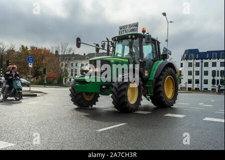 Maison Provinciale, La Haye, Pays-Bas. Lundi 14 octobre, 2019. L'azote et du gouvernement néerlandais guide-lignes. Les agriculteurs néerlandais a pris pour protester contre un Banque D'Images