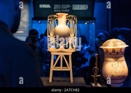 Londres, Royaume-Uni. 1er novembre 2019. (L à R) 'Onguent de calcite Vase avec Papyrus et Lotus Flower Design' et 'Calcite Vase sur socle, Cartouches de Toutankhamon et Ankhesenamun'. Aperçu de 'Toutankhamon, Trésors de la Golden Pharoah' à la Saatchi Gallery à Chelsea. L'exposition célèbre le 100e anniversaire de l'ouverture de la tombe de Toutankhamon et affiche 150 œuvres dans la plus grande collection de trésors de Toutankhamon jamais à quitter l'Égypte. Le spectacle s'exécute 2 novembre au 3 mai 2020. Crédit : Stephen Chung / Alamy Live News Banque D'Images