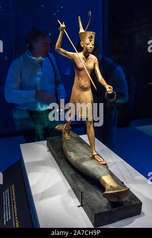 Londres, Royaume-Uni. 1er novembre 2019. Une femme figure en bois doré 'vues de Toutânkhamon sur une yole, lançant un harpon". Aperçu de 'Toutankhamon, Trésors de la Golden Pharoah' à la Saatchi Gallery à Chelsea. L'exposition célèbre le 100e anniversaire de l'ouverture de la tombe de Toutankhamon et affiche 150 œuvres dans la plus grande collection de trésors de Toutankhamon jamais à quitter l'Égypte. Le spectacle s'exécute 2 novembre au 3 mai 2020. Crédit : Stephen Chung / Alamy Live News Banque D'Images