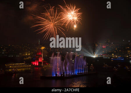 Octobre 29, 2019 Journée de la République d'artifice et spectacle de l'eau à Istanbul Bosphorus en face de la tour de la jeune fille Banque D'Images