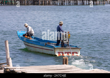 L'île de Phu Quoc Vietnam 2 avril 2019 Pêcheur vietnamien démarre le moteur sur le bateau et son partenaire met les choses dans l'ordre sur le bateau Banque D'Images