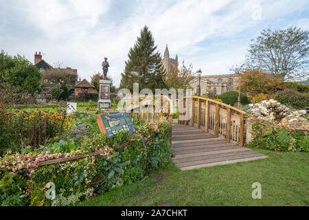 Amersham Garden of Remembrance (memorial gardens) dans la vieille ville, Amersham Buckinghamshire, Royaume-Uni, et l'église St Mary Banque D'Images