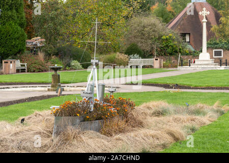 Amersham Garden of Remembrance (memorial gardens) dans la vieille ville d'Amersham, España. L'inscription du navire de guerre HMS Dreadnought à partir de 1906. Banque D'Images