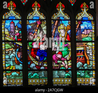 Vitrail représentant Saint Jacques le Majeur sur un bateau, dans l'église de St James à LE TREPORT Banque D'Images