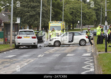 28 juillet 2016 - services d'urgence assister à un grave accident de la route, RTA, à la suite d'un accident de voiture sur la tête dans l'ouest de Hul, East Yorkshire, UK. Banque D'Images