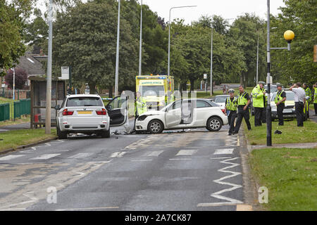 28 juillet 2016 - services d'urgence assister à un grave accident de la route, RTA, à la suite d'un accident de voiture sur la tête dans l'ouest de Hul, East Yorkshire, UK. Banque D'Images
