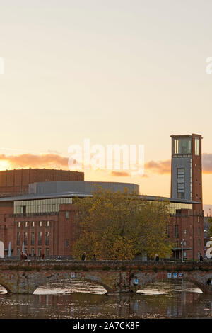 Théâtre Royal Shakespeare Company sur les rives de la rivière Avon à Stratford upon Avon, Warwickshire, au coucher du soleil, le 27 octobre 2019. Banque D'Images