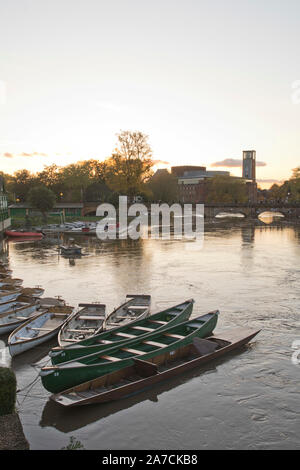 Théâtre Royal Shakespeare Company sur les rives de la rivière Avon à Stratford upon Avon, Warwickshire, au coucher du soleil, le 27 octobre 2019. Banque D'Images