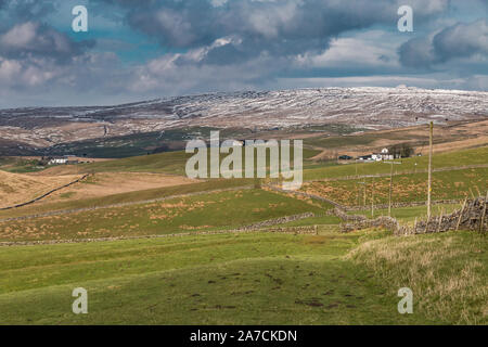 Patches sur la neige des montagnes plus élevées au-dessus de la communauté agricole à distance de Harwood, Upper Teesdale Banque D'Images