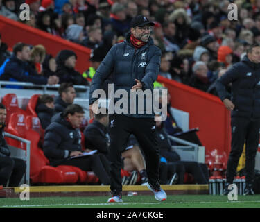 30 octobre 2019, Anfield, Liverpool, Angleterre ; Carabao Cup, Liverpool v Arsenal : Jurgen Klopp manager de Liverpool donne ses instructions de l'équipe Crédit : Mark Cosgrove/News Images Banque D'Images