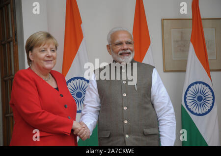 Le Premier Ministre indien Narendra Modi, droite, et la Chancelière allemande, Angela Merkel, arriver à un niveau de la délégation réunion à New Delhi, Inde, vendredi, nov. Banque D'Images